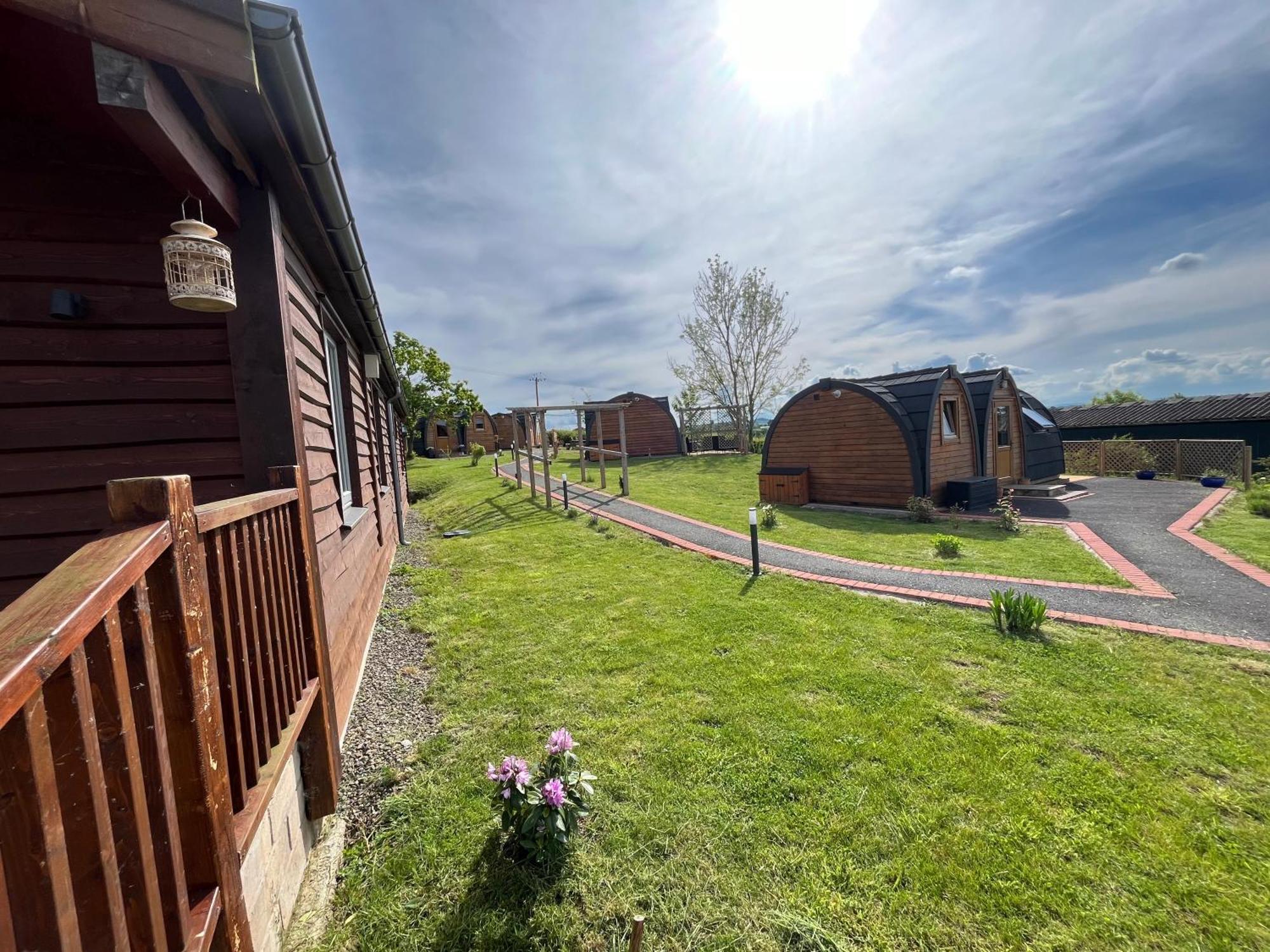 Hedgehog Glamping Pod School House Farm Hotel Leighton  Buitenkant foto